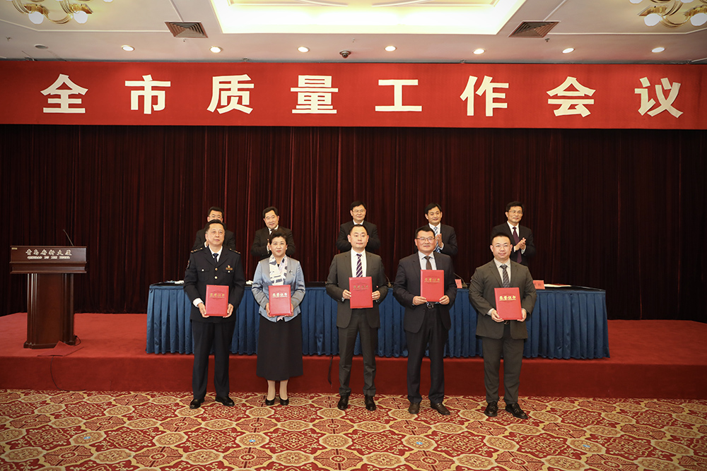 2海大生物集團(tuán)創(chuàng)始人、董事長(zhǎng)單俊偉（右二）上臺(tái)領(lǐng)獎(jiǎng).jpg
